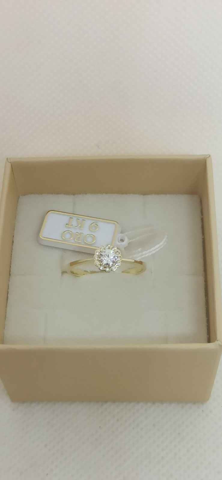 Anello solitario  in oro giallo 9  kt con zirconi.