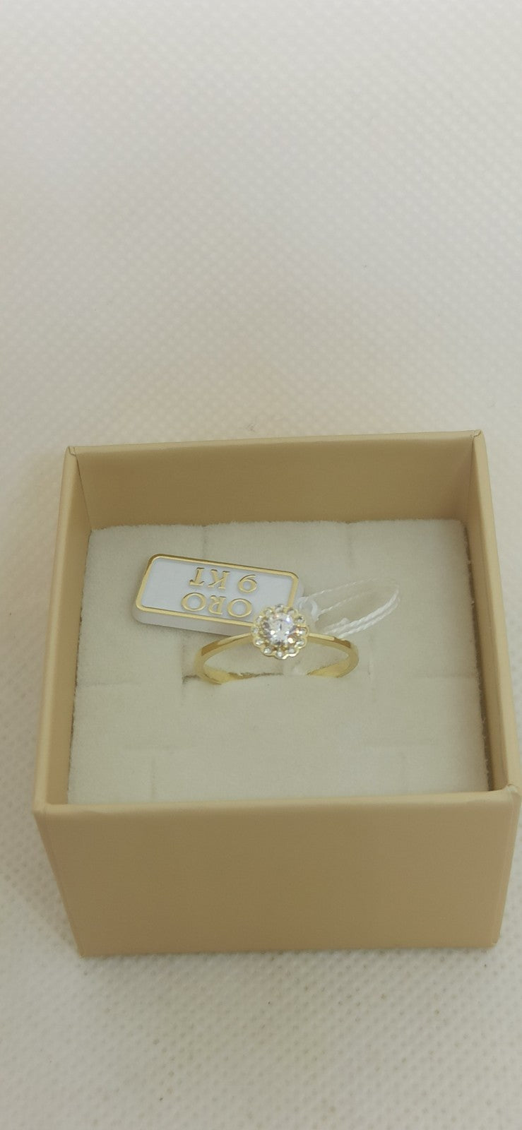 Anello solitario  in oro giallo 9  kt con zirconi.