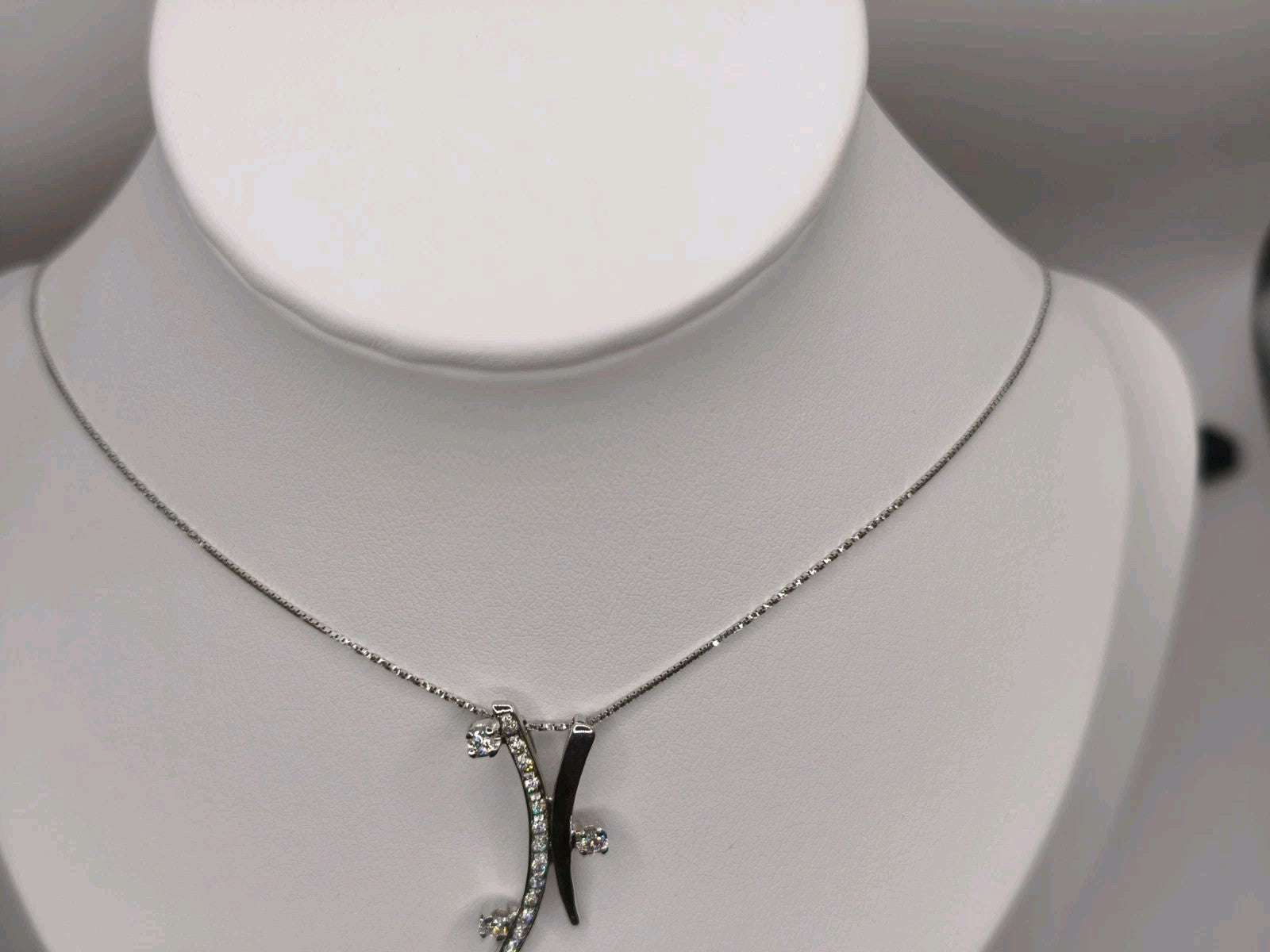 Collana Trilogy  oro bianco 18 Kt Impreziosita con altri 13 Diamanti più piccoli