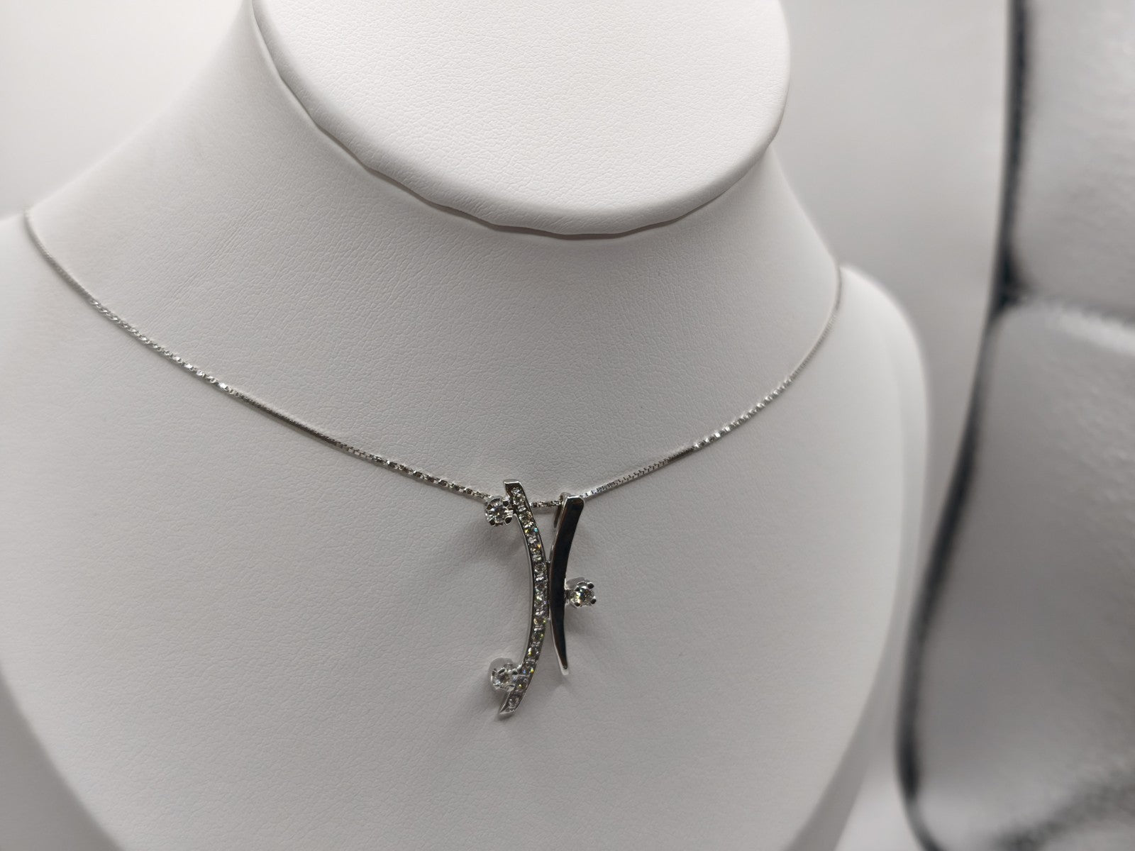 Collana Trilogy  oro bianco 18 Kt Impreziosita con altri 13 Diamanti più piccoli