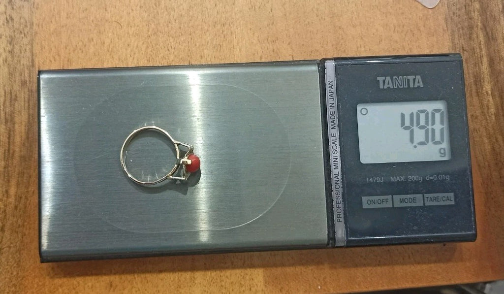 Anello da donna oro giallo 18 kt con corallo rosso del mediterraneo e diamanti .