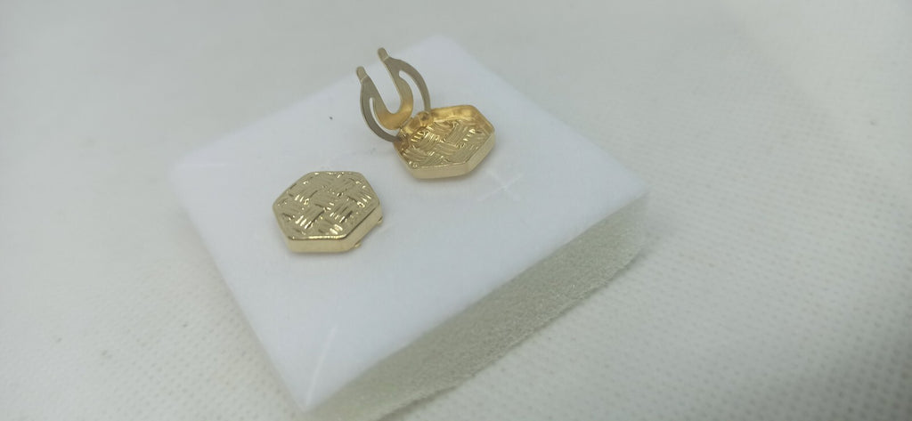 Copribottone Per Camicia Forma Esagonale  In Oro Giallo 18 Kt Lucido Lavorato.