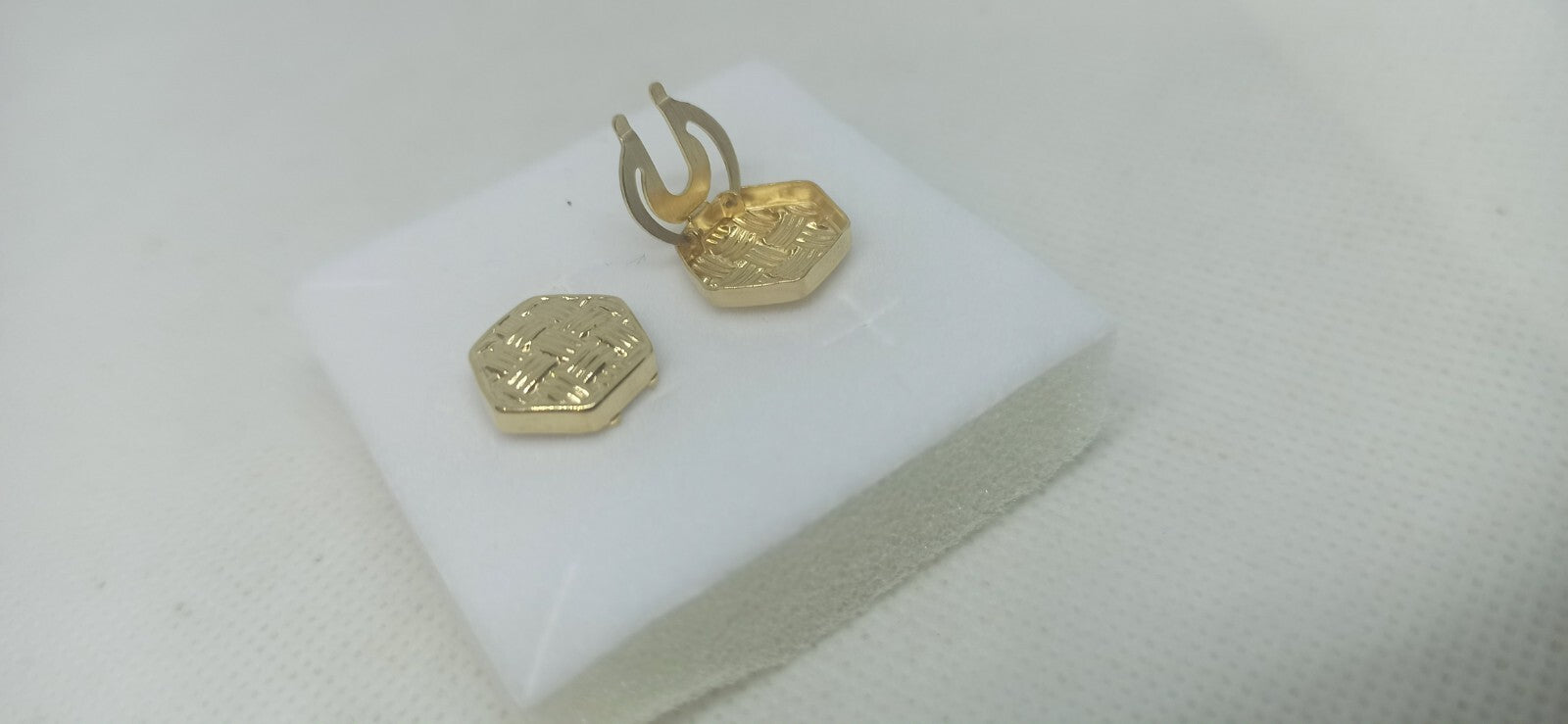 Copribottone Per Camicia Forma Esagonale  In Oro Giallo 18 Kt Lucido Lavorato.