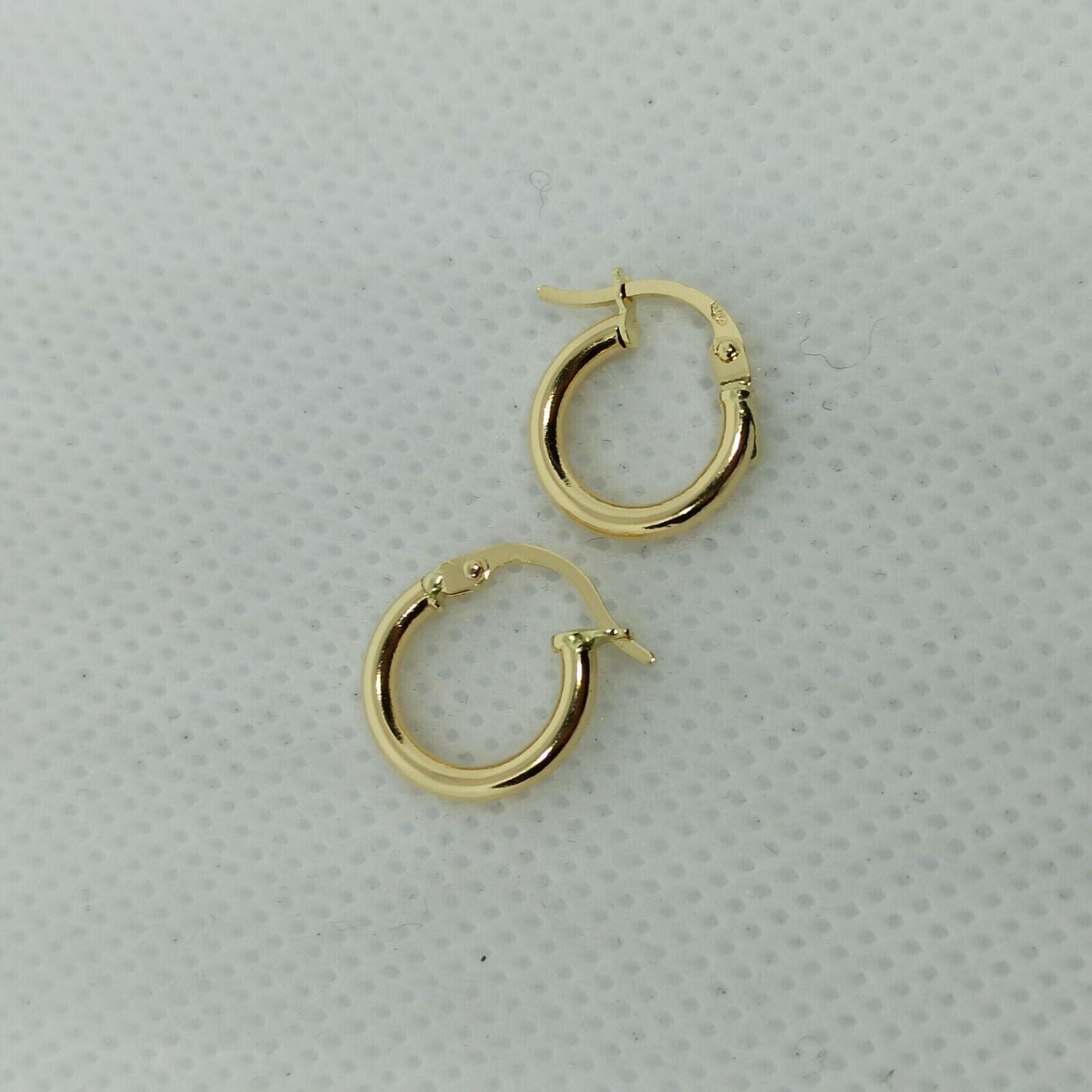 Orecchini cerchi tubolari in oro giallo 18 kt lucido diametro esterno 13 mm.