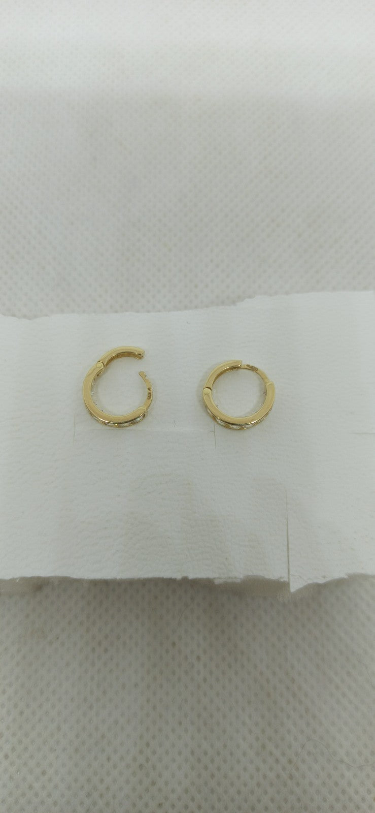 Orecchini cerchi in  oro giallo 18 kt lucido e zirconi bianchi .