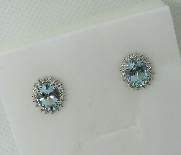 Orecchini in oro bianco 18 kt con acquamarina ovale contornata da diamanti .