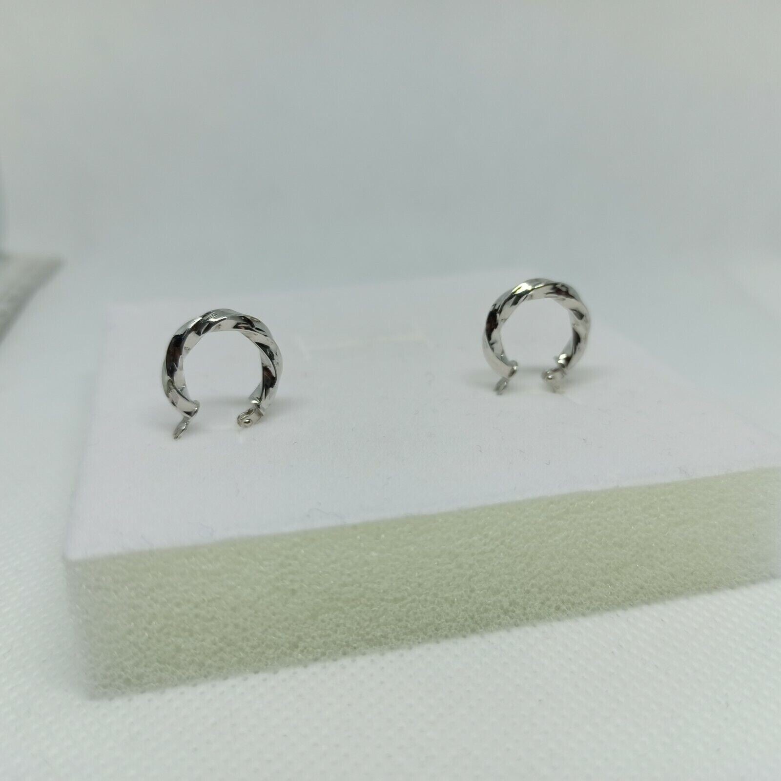 Orecchini a cerchi torchon in oro bianco lucido 18 kt diametro 15 millimetri