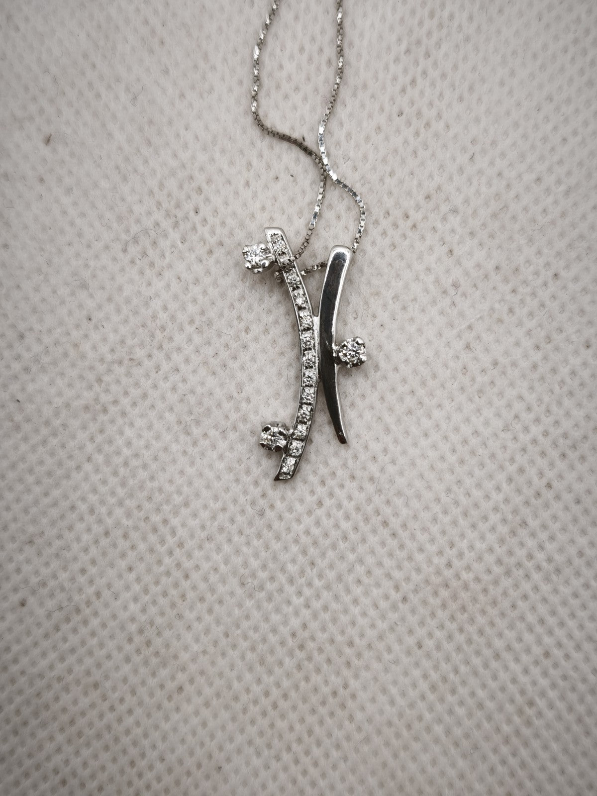 Collana Trilogy  oro bianco 18 Kt Impreziosita con altri 13 Diamanti più piccoli