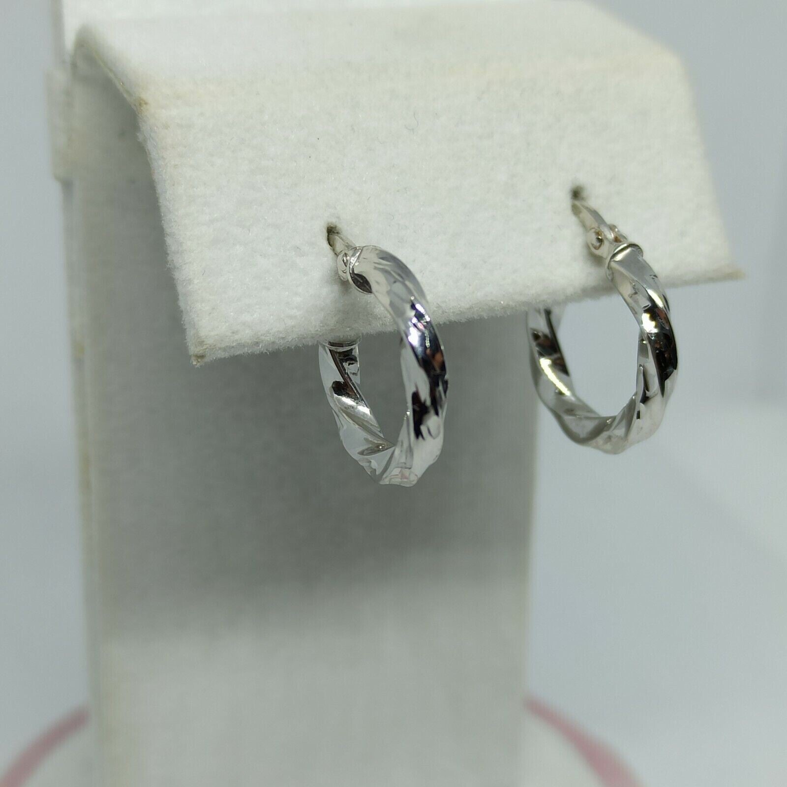 Orecchini a cerchi torchon in oro bianco lucido 18 kt diametro 15 millimetri