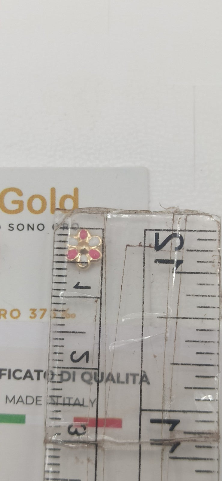 Orecchini in oro giallo lucido  9 kt con fiori e smalti bianchi e rosa.