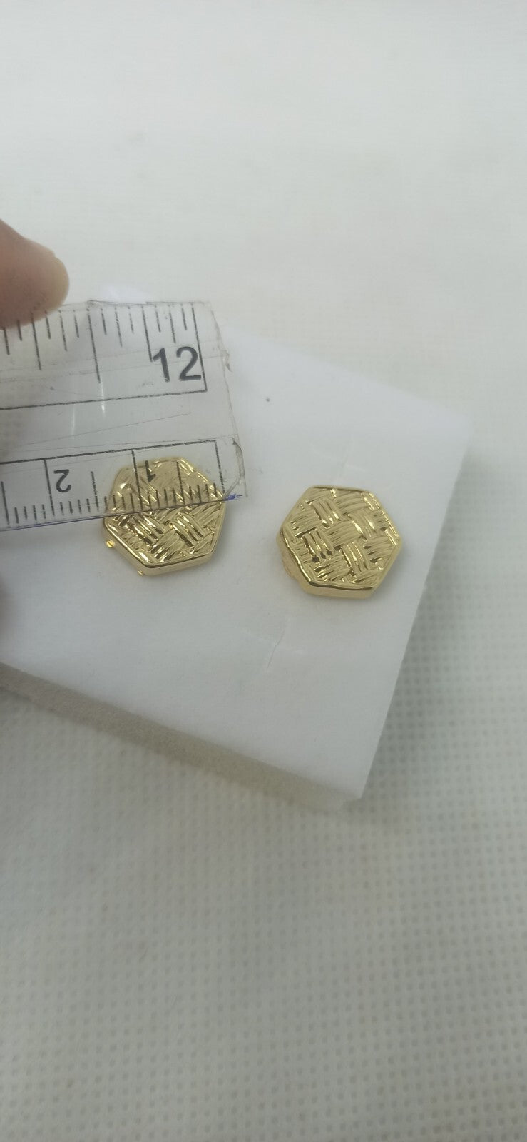 Copribottone Per Camicia Forma Esagonale  In Oro Giallo 18 Kt Lucido Lavorato.