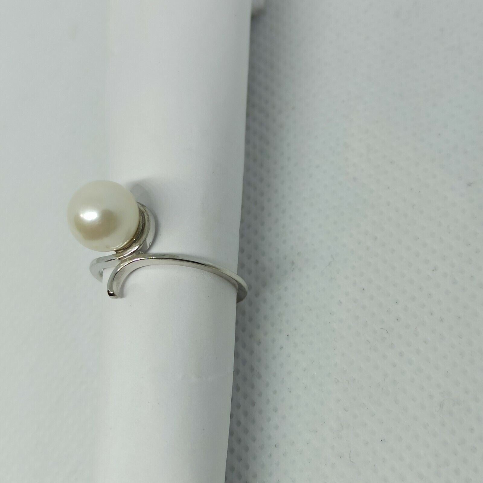 Anello in oro 18 kt  perla naturale d'acqua dolce 8-8/5 mm.