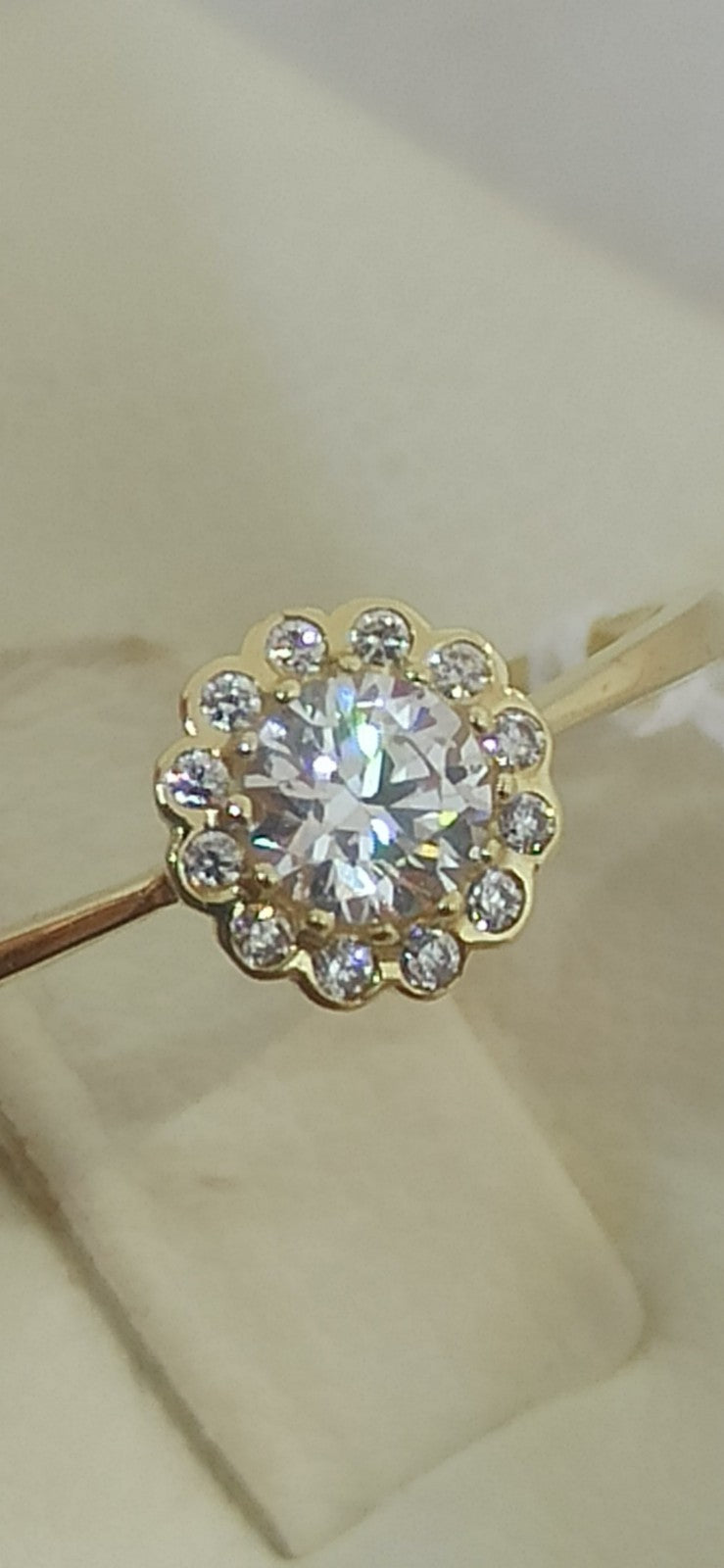 Anello solitario  in oro giallo 9  kt con zirconi.