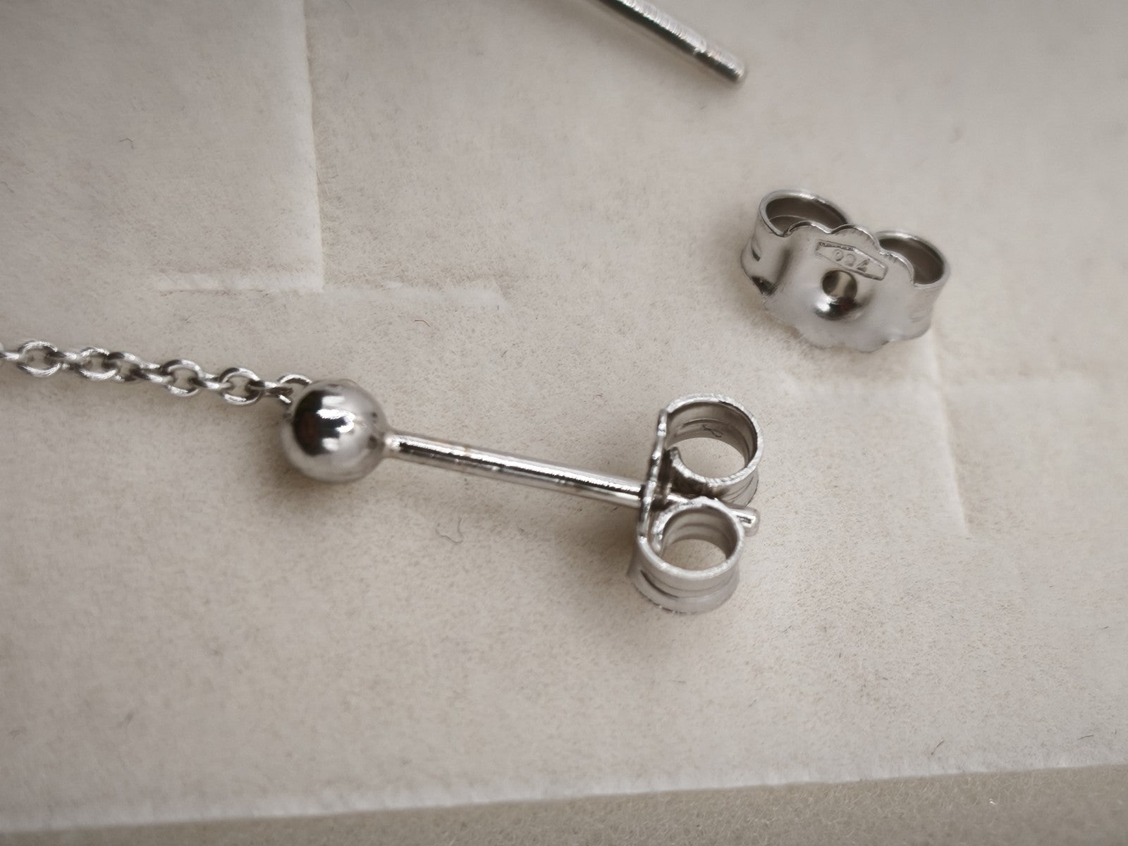 Orecchino Pendente 5,5 Cm in oro 18 kt  perla naturale d'acqua dolce 7-7/5 mm.