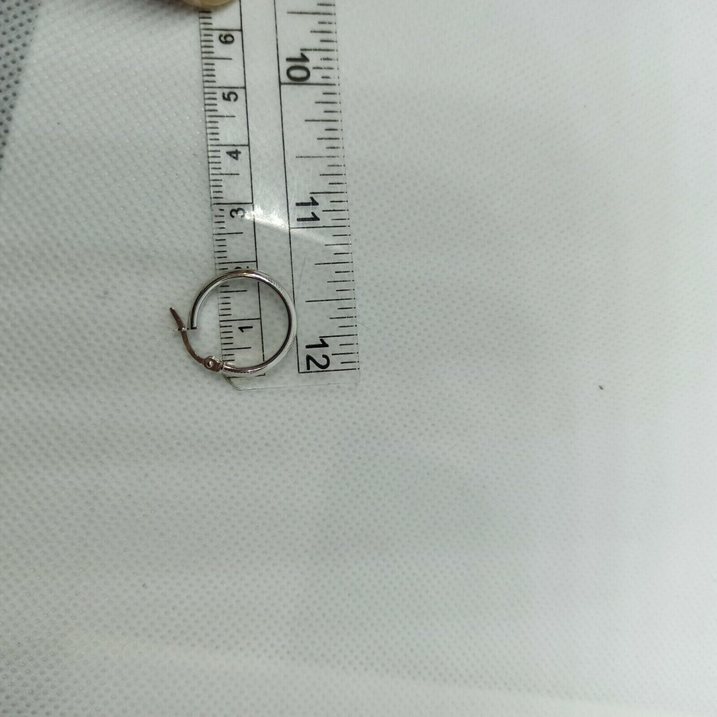 Orecchini a cerchi oro bianco 18 kt  con lavorazione a rilievo e incisioni.