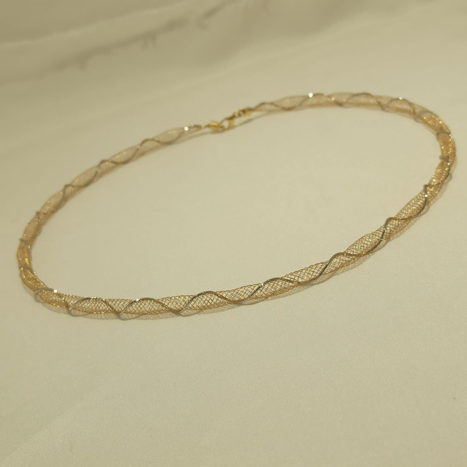 Collana Morbida Multifilo  Effetto Tessuto Oro Giallo e Bianco 18 kt  
