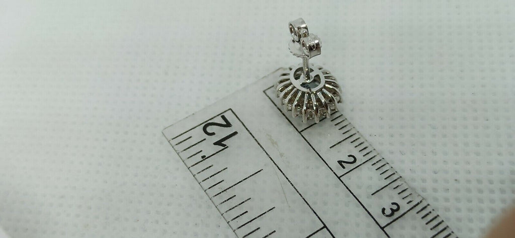 Orecchini in oro bianco 18 kt con acquamarina ovale contornata da diamanti .