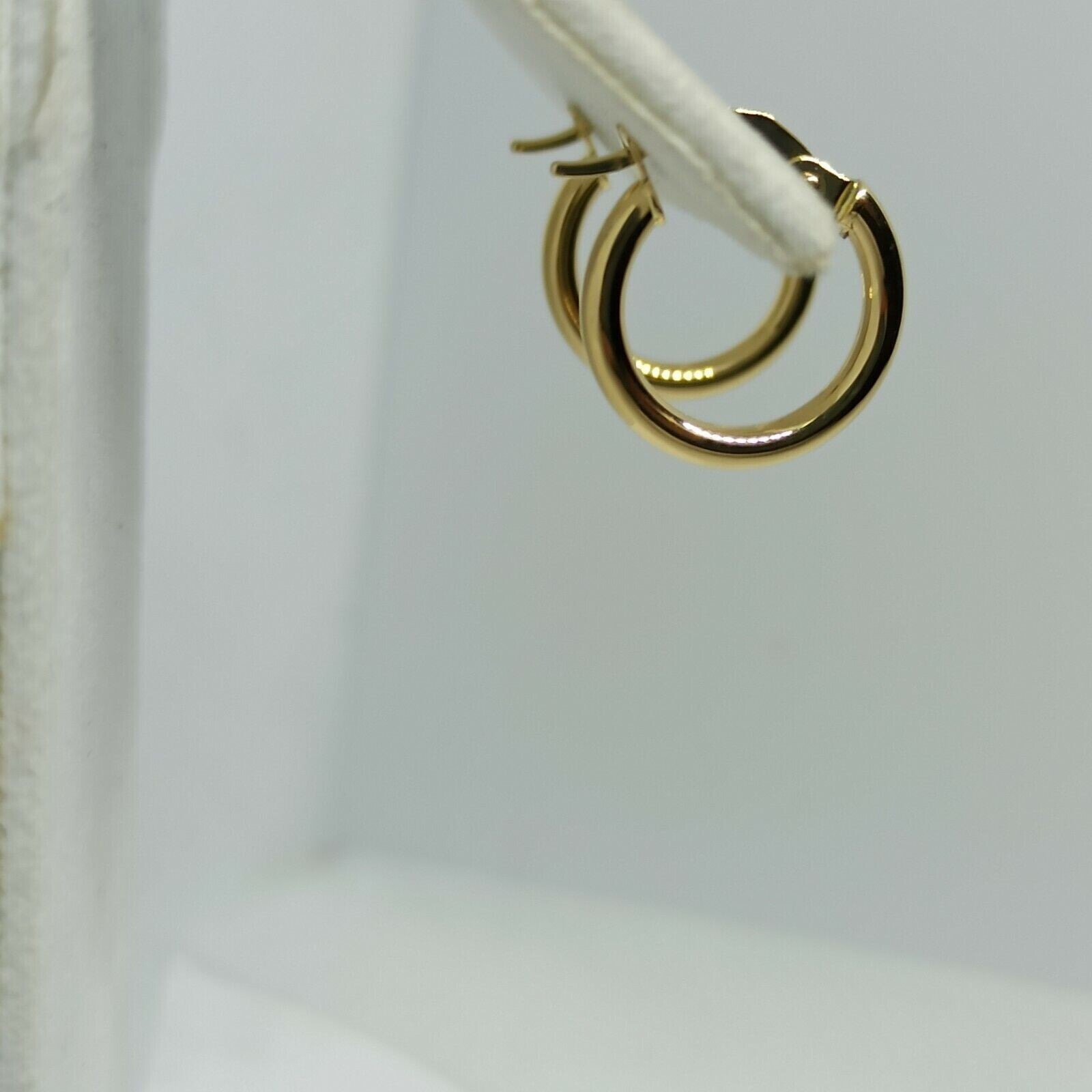 Orecchini cerchi tubolari in oro giallo 18 kt lucido diametro esterno 13 mm.