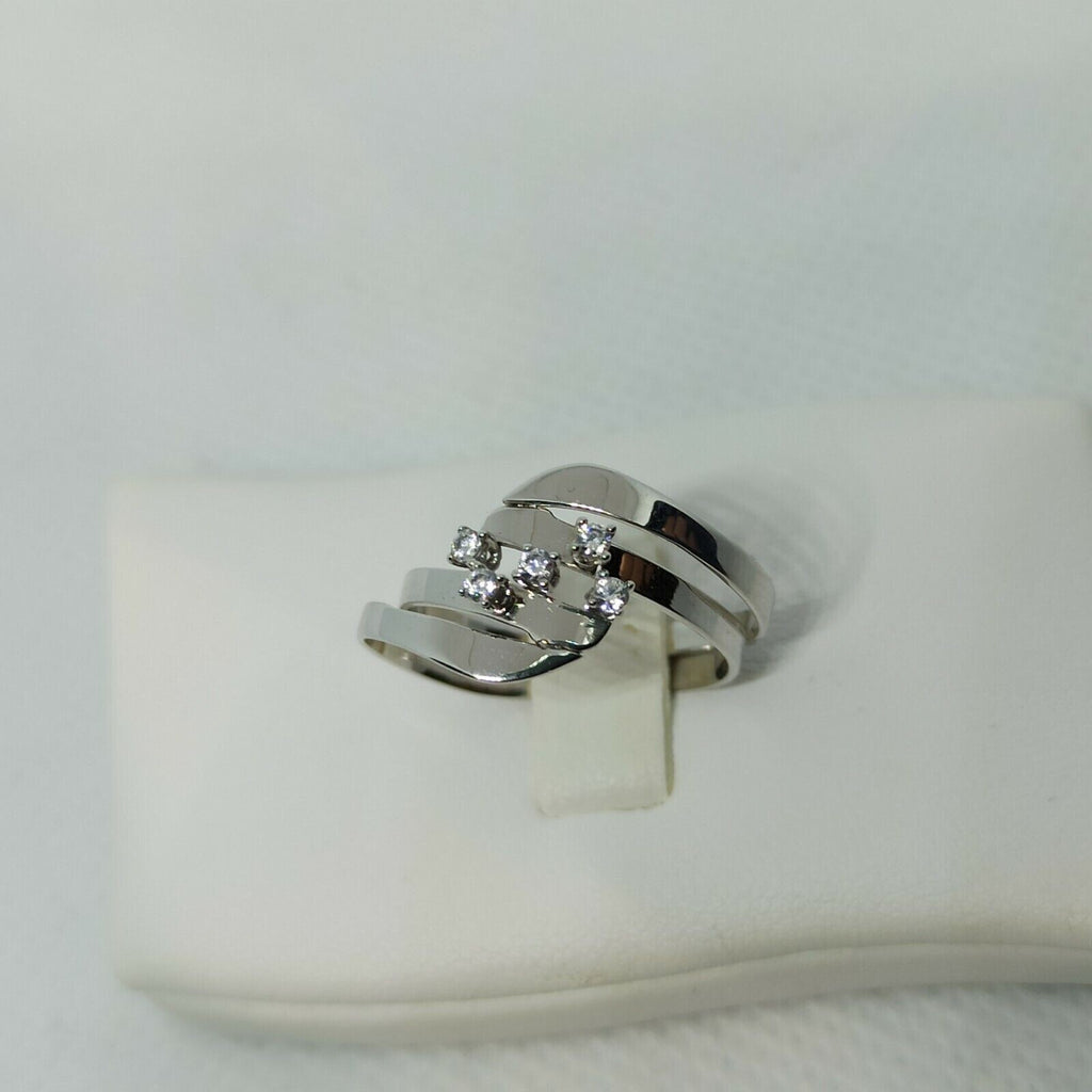 Anello ondulato moderno in oro bianco 18 kt con zirconi.