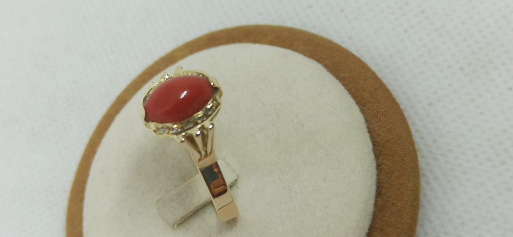 Anello da donna oro giallo 18 kt con corallo rosso del mediterraneo e diamanti .