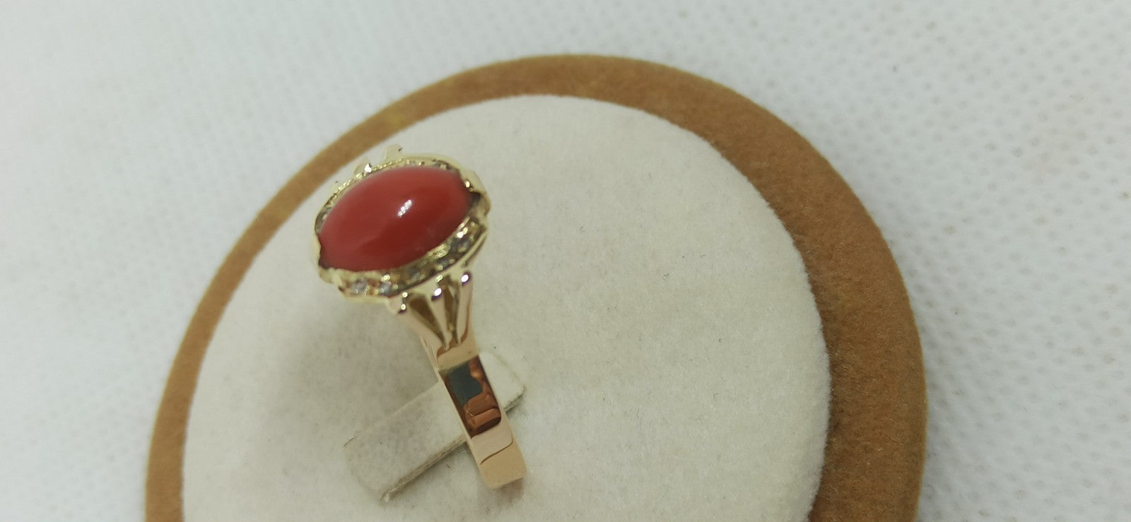 Anello da donna oro giallo 18 kt con corallo rosso del mediterraneo e diamanti .