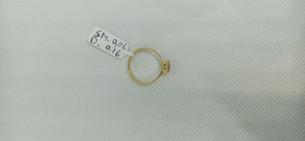 Anello in oro giallo 18 kt con smeraldo tondo e contorno di diamanti.