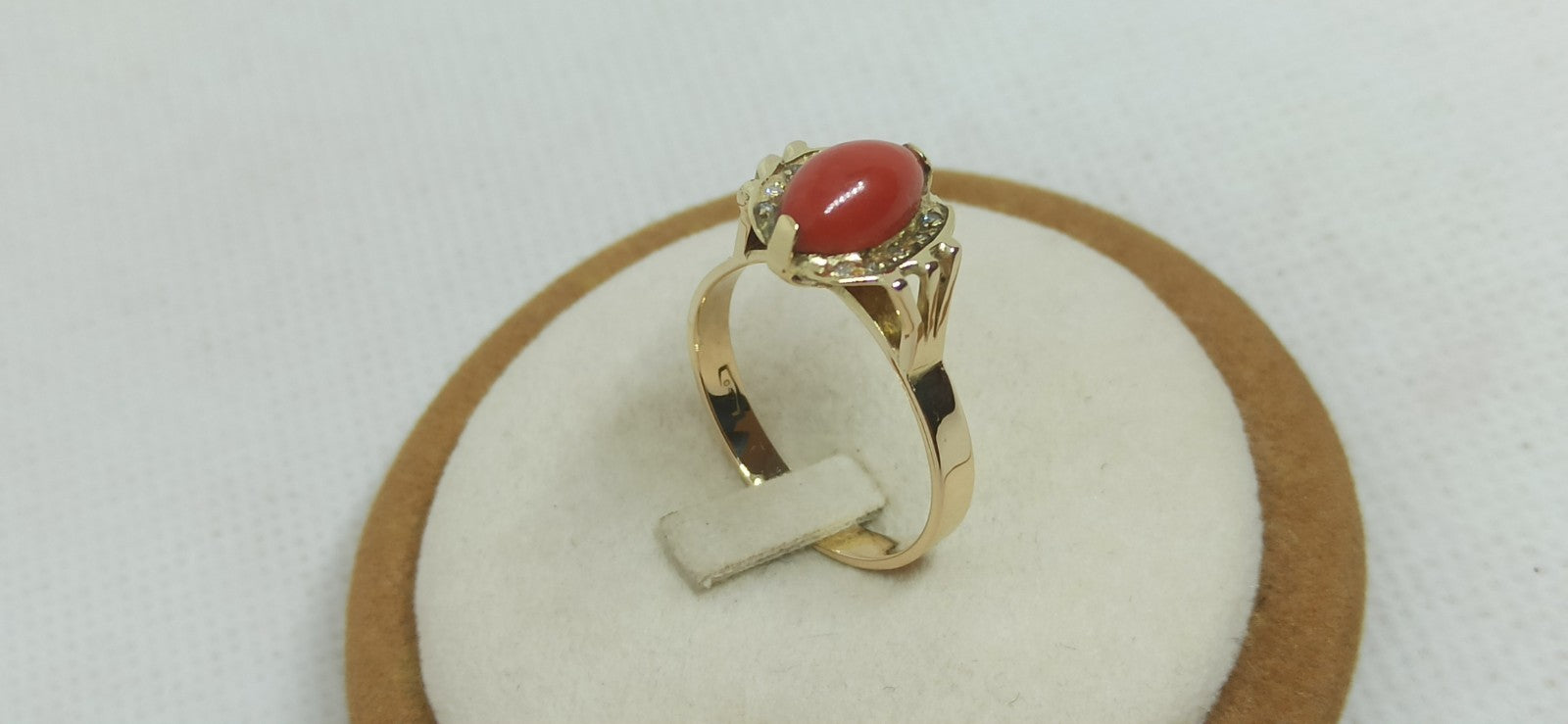 Anello da donna oro giallo 18 kt con corallo rosso del mediterraneo e diamanti .