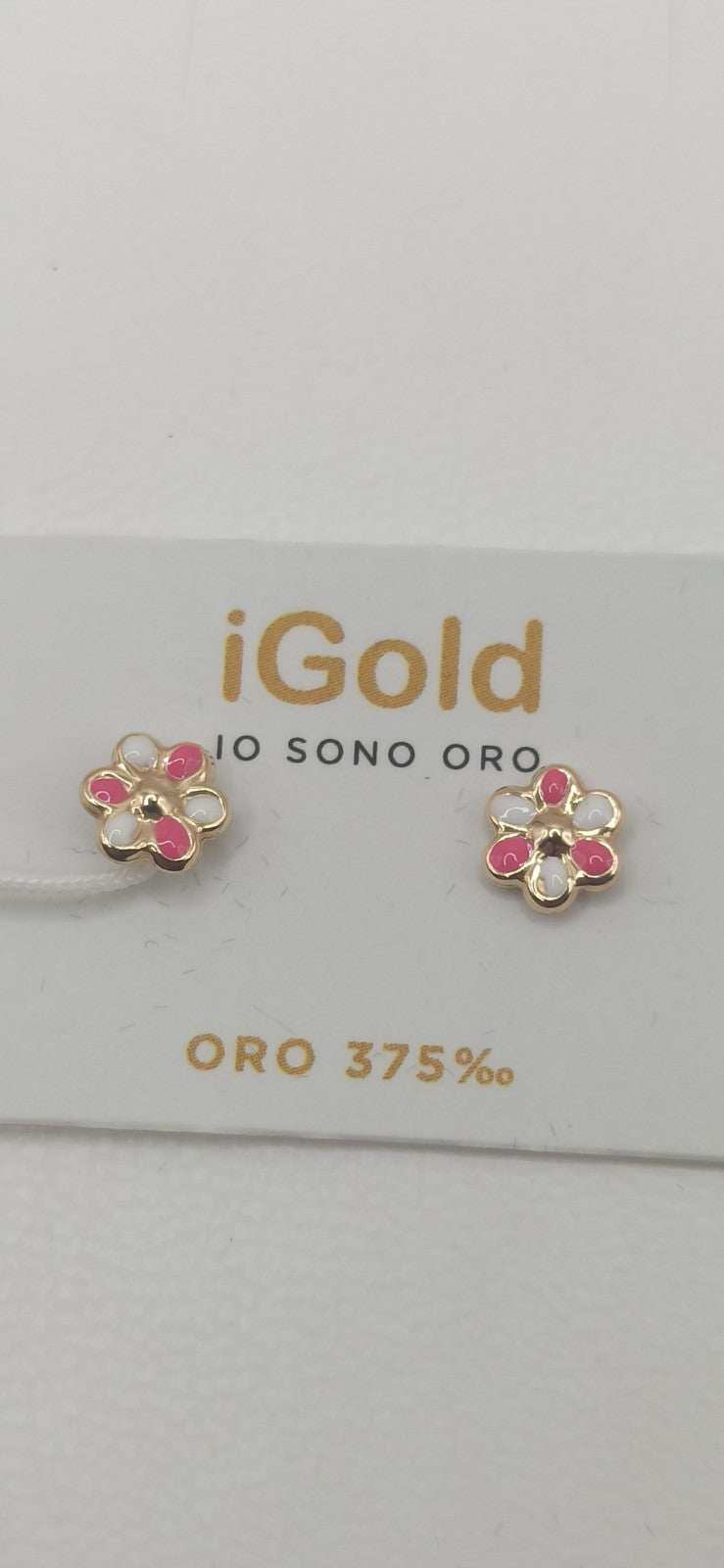 Orecchini in oro giallo lucido  9 kt con fiori e smalti bianchi e rosa.