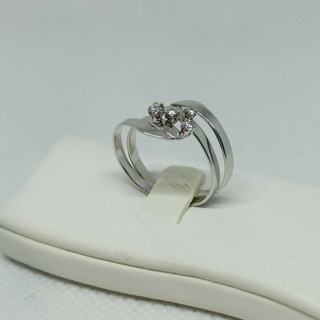 Anello ondulato moderno in oro bianco 18 kt con zirconi.