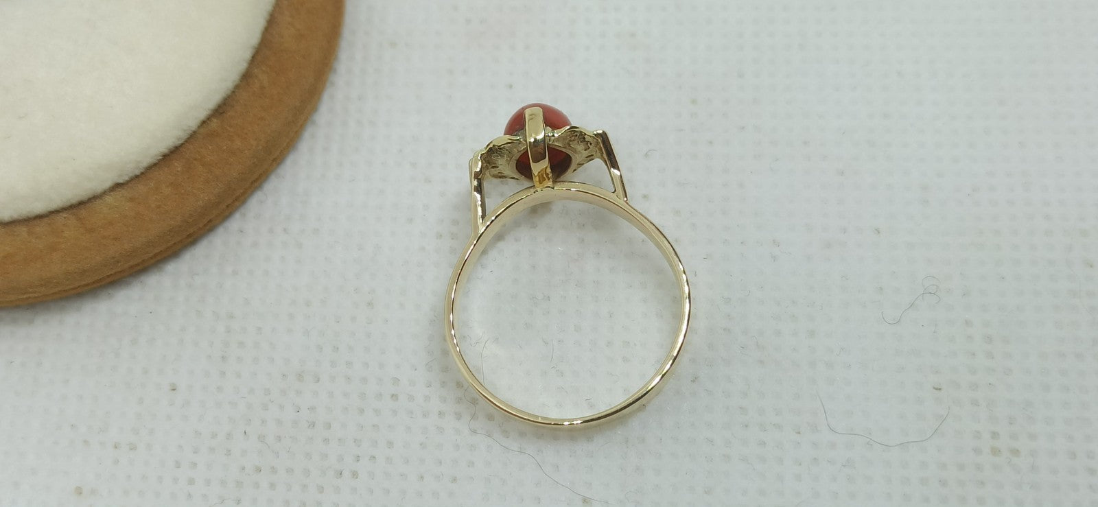 Anello da donna oro giallo 18 kt con corallo rosso del mediterraneo e diamanti .