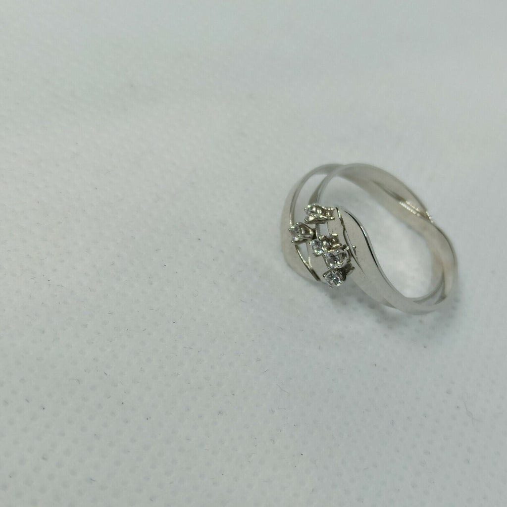 Anello ondulato moderno in oro bianco 18 kt con zirconi.