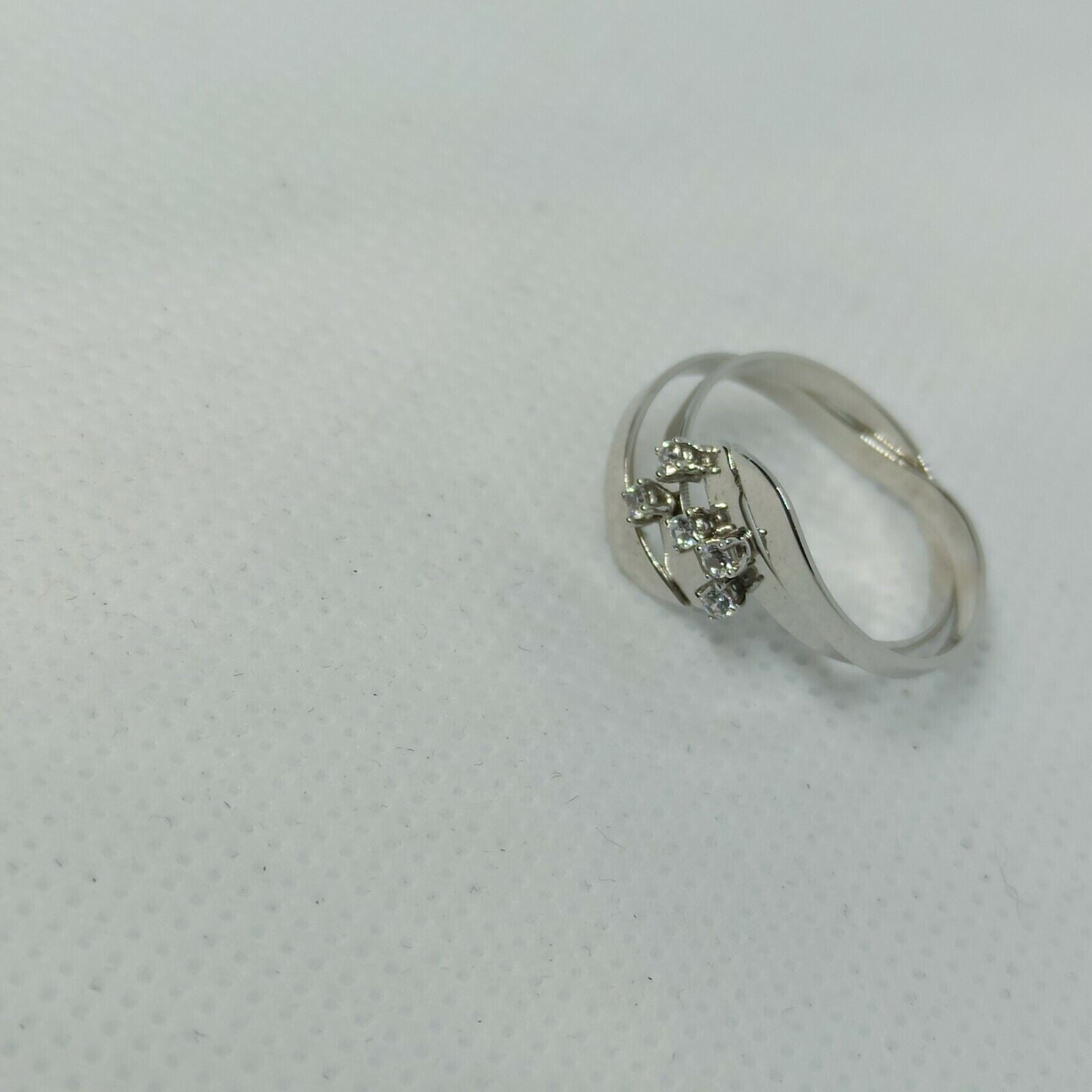 Anello ondulato moderno in oro bianco 18 kt con zirconi.