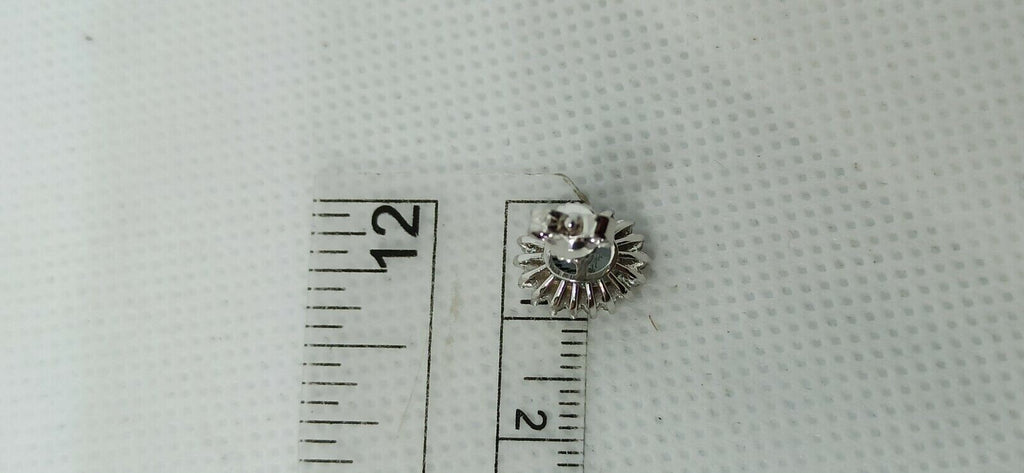 Orecchini in oro bianco 18 kt con acquamarina ovale contornata da diamanti .