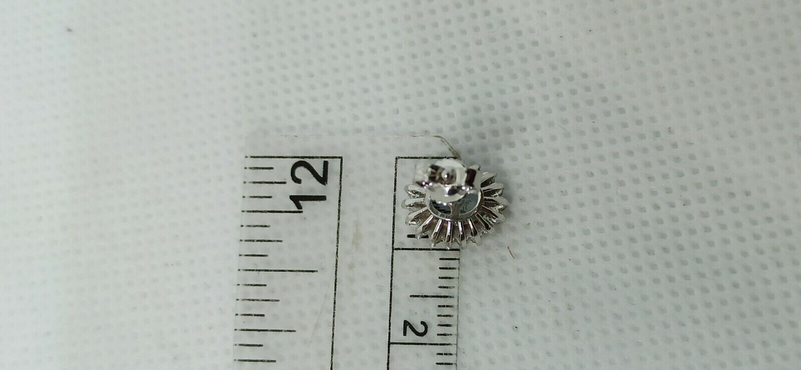 Orecchini in oro bianco 18 kt con acquamarina ovale contornata da diamanti .