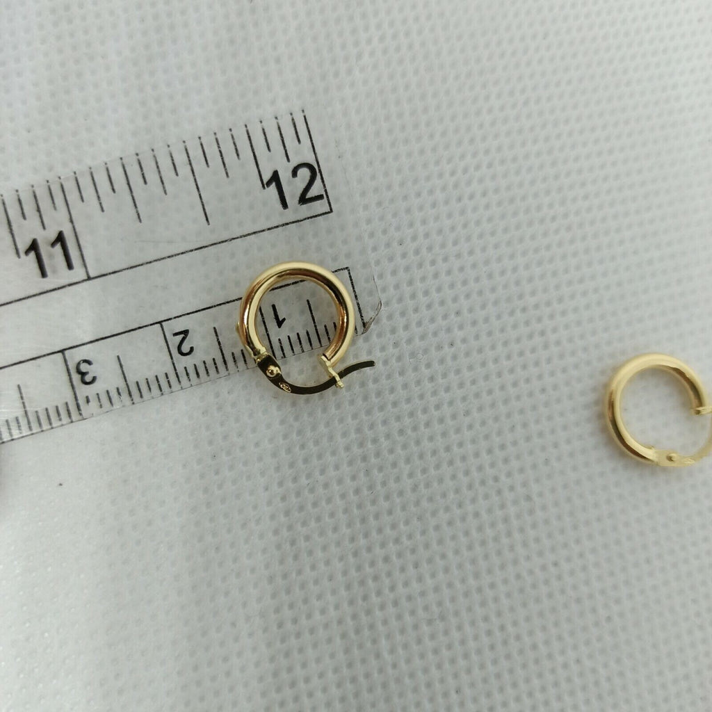 Orecchini cerchi tubolari in oro giallo 18 kt lucido diametro esterno 13 mm.