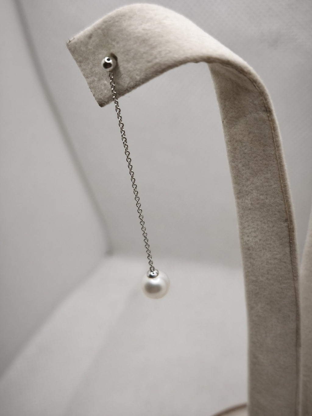 Orecchino Pendente 5,5 Cm in oro 18 kt  perla naturale d'acqua dolce 7-7/5 mm.