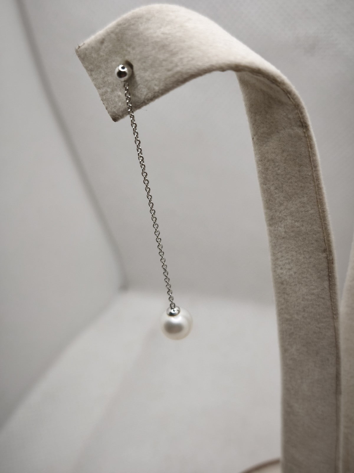 Orecchino Pendente 5,5 Cm in oro 18 kt  perla naturale d'acqua dolce 7-7/5 mm.