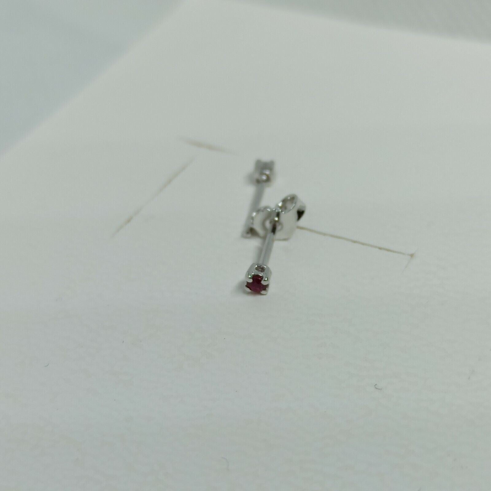 Orecchini punto luce in oro bianco  18 kt  con rubino ct 0,20.