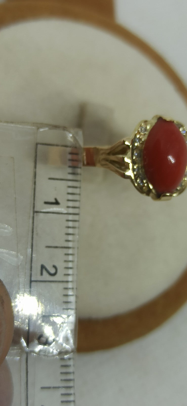 Anello da donna oro giallo 18 kt con corallo rosso del mediterraneo e diamanti .