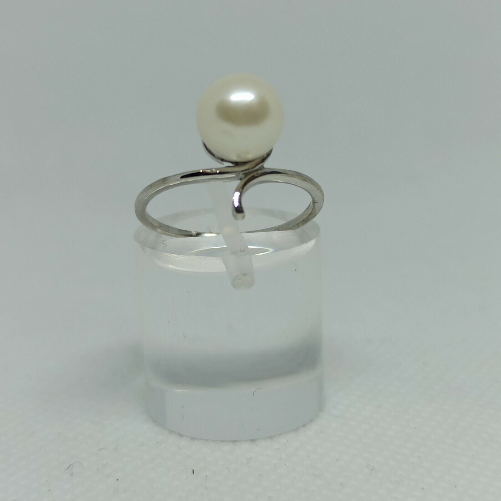 Anello in oro 18 kt  perla naturale d'acqua dolce 8-8/5 mm.
