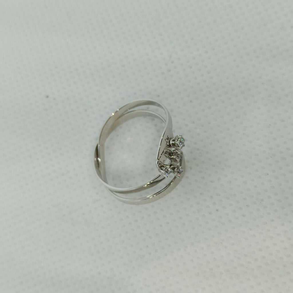 Anello ondulato moderno in oro bianco 18 kt con zirconi.