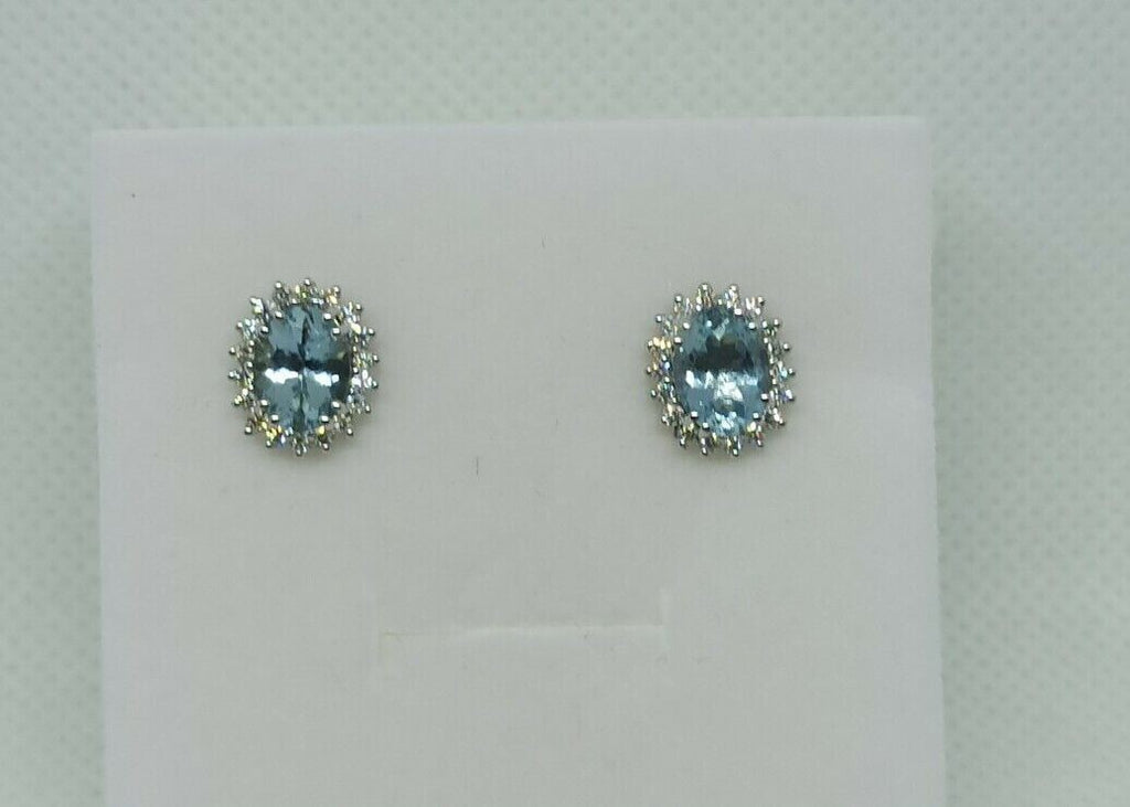 Orecchini in oro bianco 18 kt con acquamarina ovale contornata da diamanti .