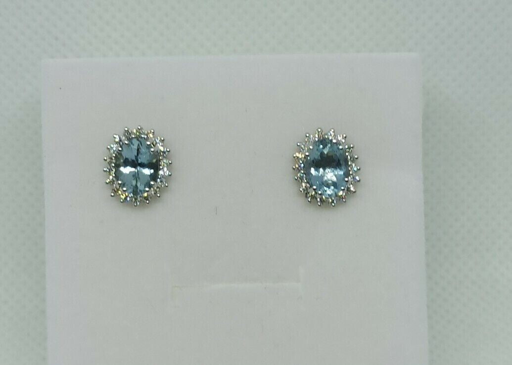 Orecchini in oro bianco 18 kt con acquamarina ovale contornata da diamanti .