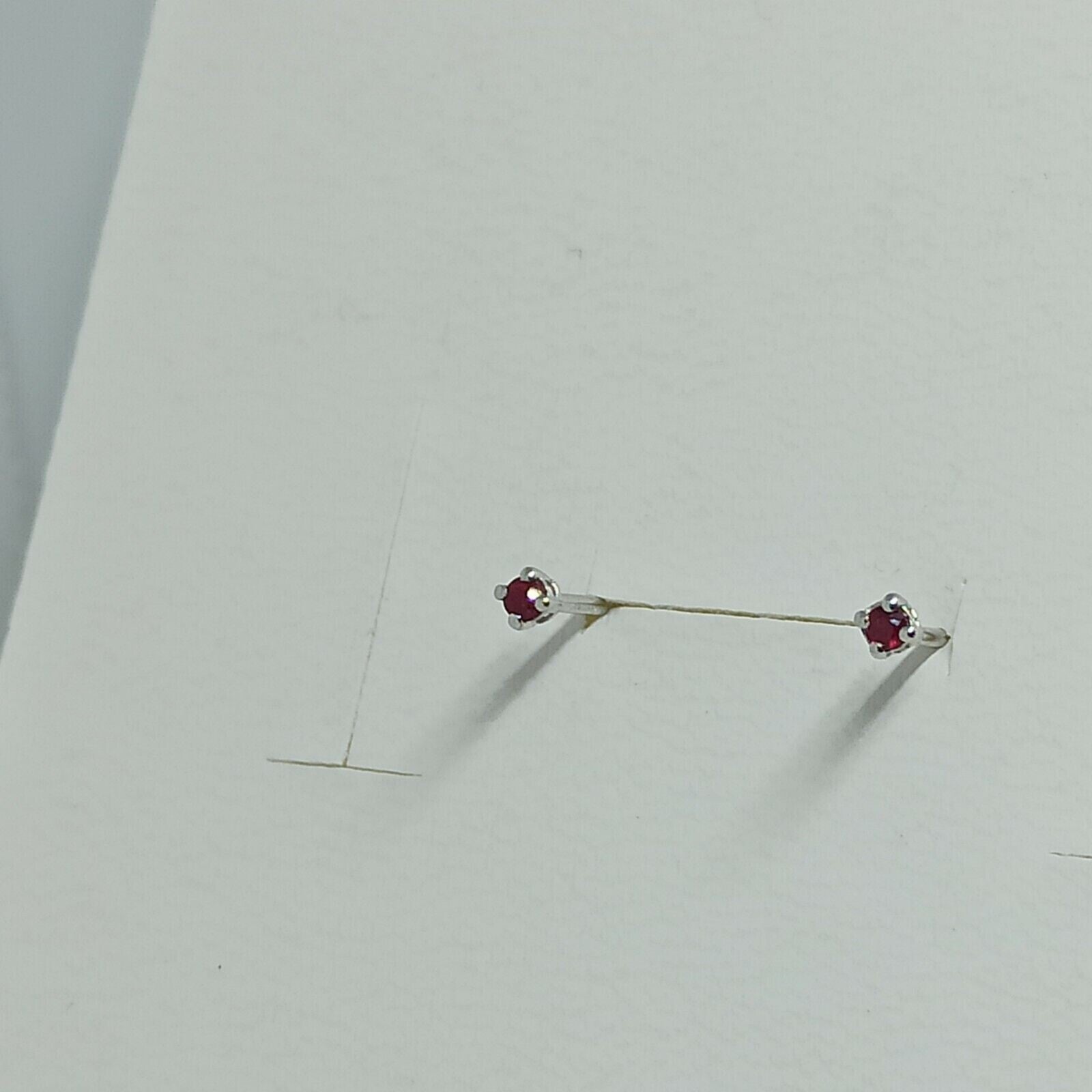 Orecchini punto luce in oro bianco  18 kt  con rubino ct 0,20.