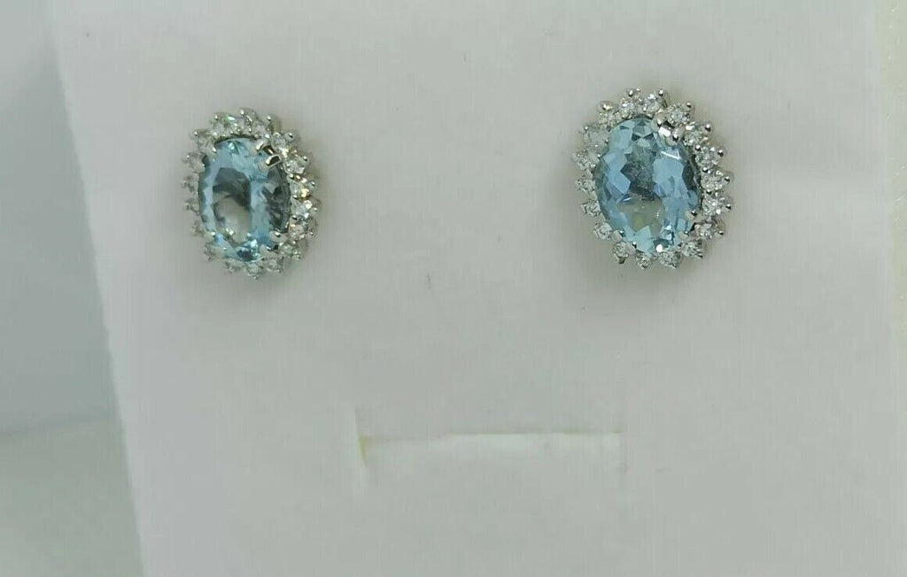 Orecchini in oro bianco 18 kt con acquamarina ovale contornata da diamanti .