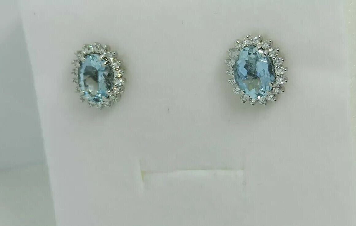 Orecchini in oro bianco 18 kt con acquamarina ovale contornata da diamanti .