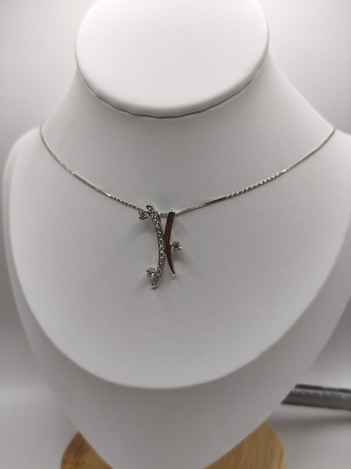 Collana Trilogy  oro bianco 18 Kt Impreziosita con altri 13 Diamanti più piccoli