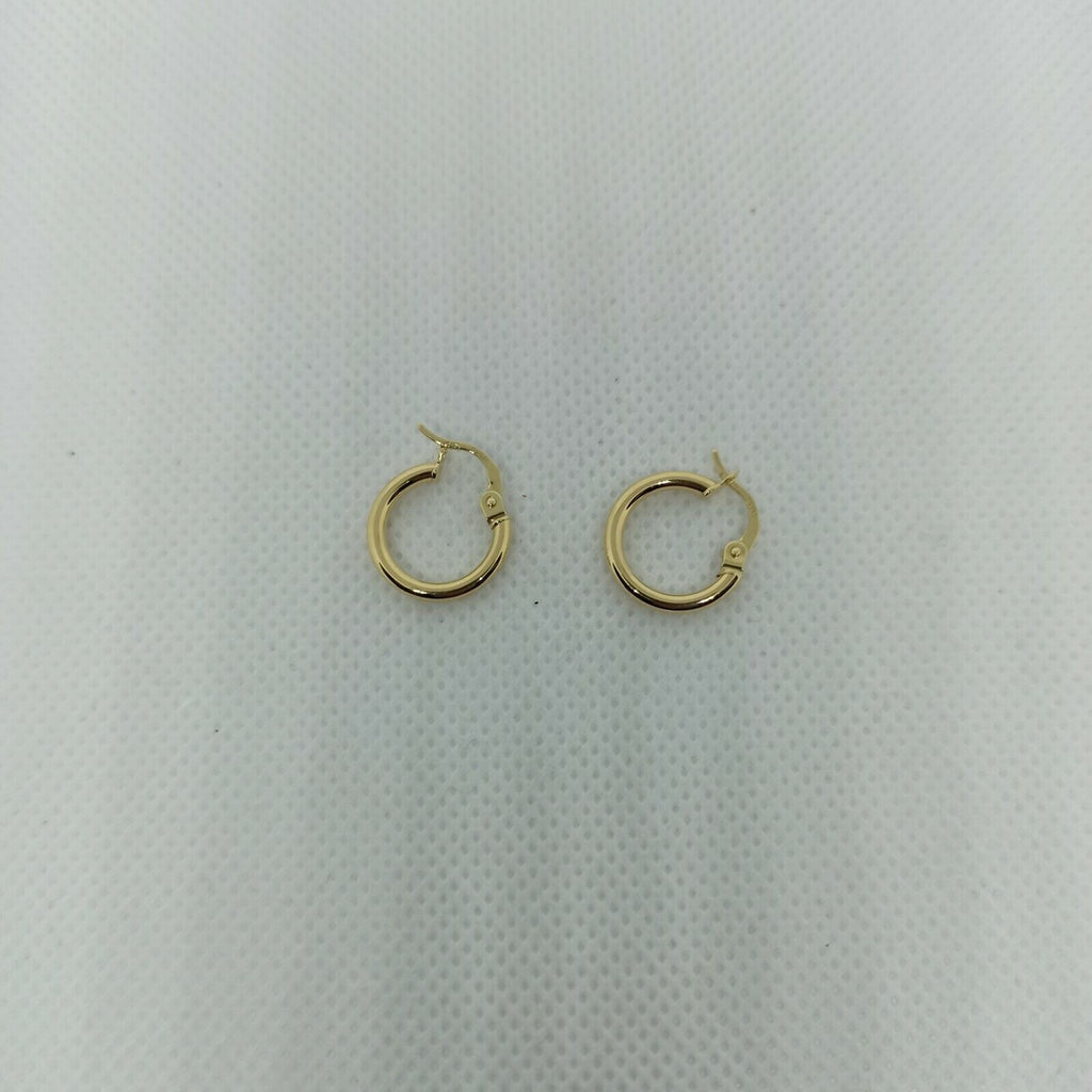 Orecchini cerchi tubolari in oro giallo 18 kt lucido diametro esterno 13 mm.