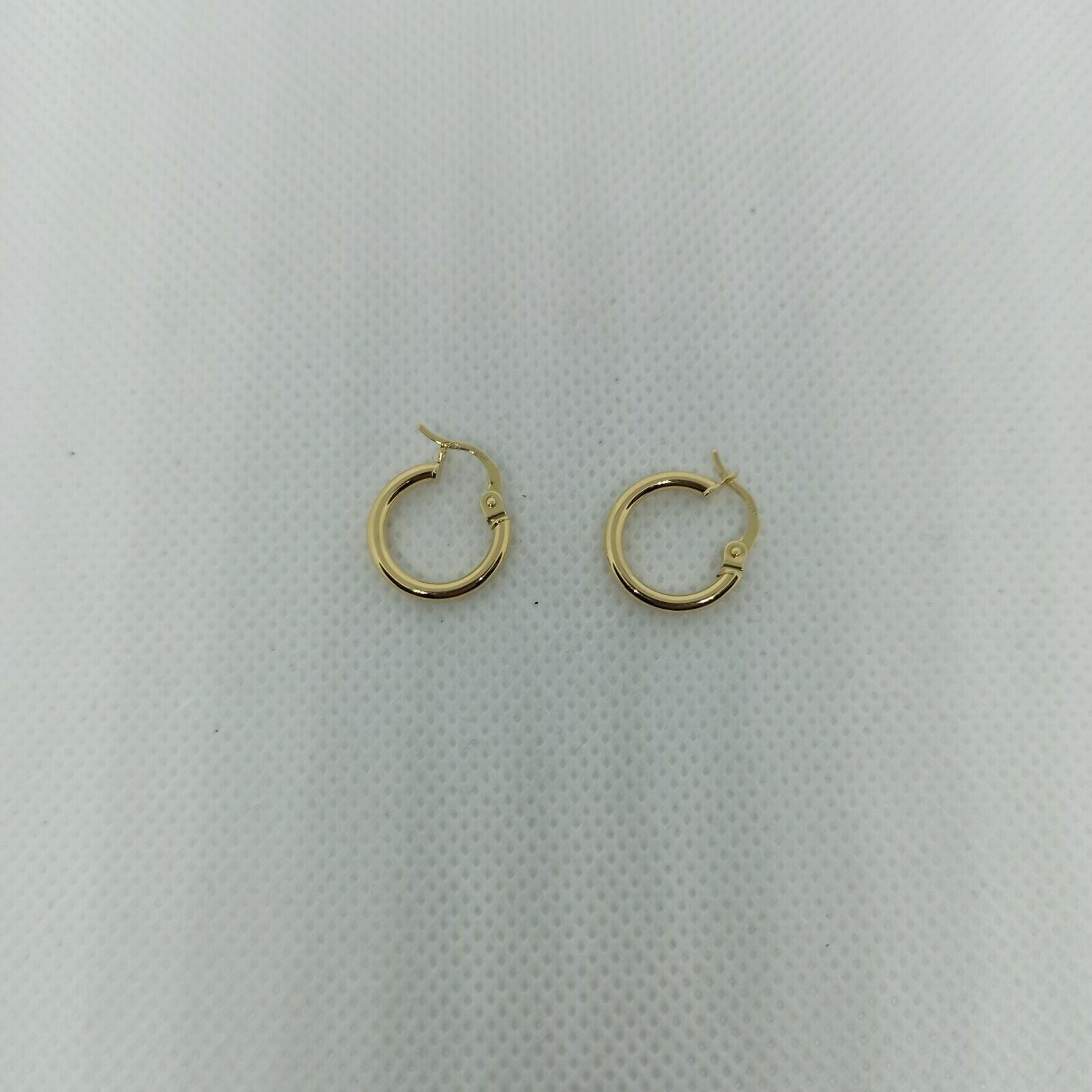 Orecchini cerchi tubolari in oro giallo 18 kt lucido diametro esterno 13 mm.