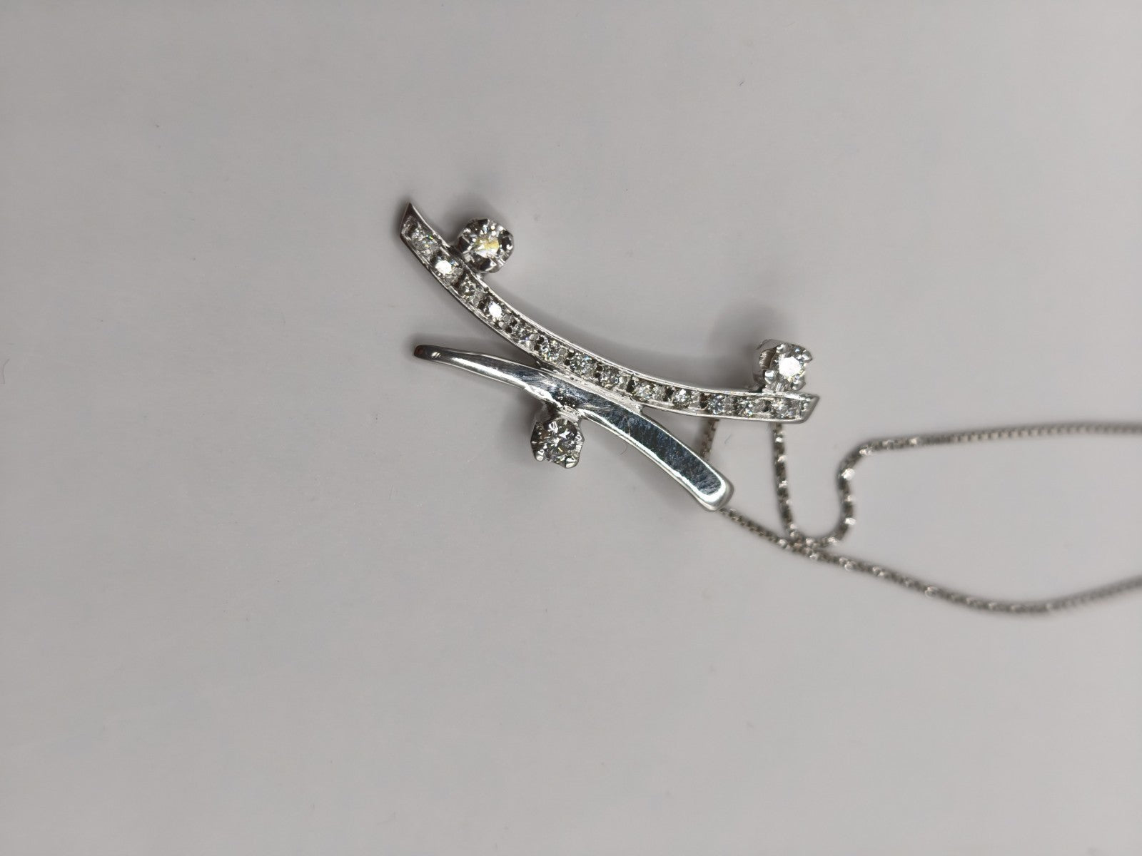 Collana Trilogy  oro bianco 18 Kt Impreziosita con altri 13 Diamanti più piccoli